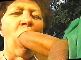 Թանաքոտված MILF- ը ՝ Նինա Էլլը, նստած է իր փիսիկը ռոք կոշտ աքաղաղի վրա